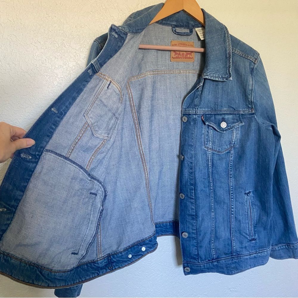 Levi’s Women’s Trucker Jacket In Medium Wash - Picture 5 of 8